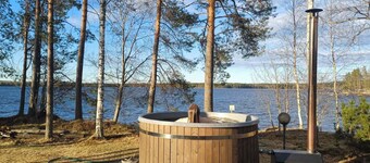 Koemakkoeniemi - Deine Ferienvilla direkt am See mit Sauna und Badefass