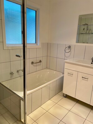 Dusch, hårtork, handdukar och tvål
