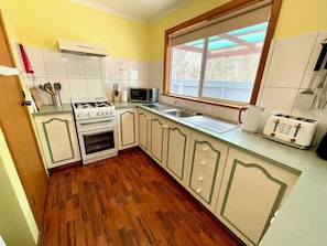 Kylskåp, mikrovågsugn, ugn och spishäll