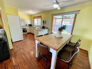 Fridge, microwave, oven, stovetop - Blue Lagoon (American River)