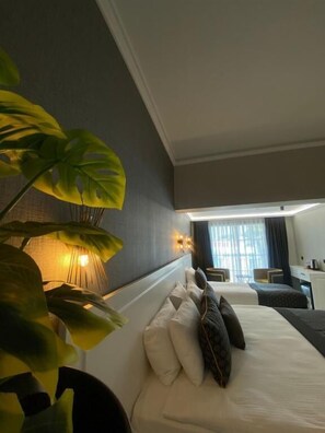 Caja de seguridad en la habitación y tabla de planchar con plancha