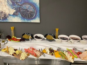 Café da manhã com buffet grátis todos os dias