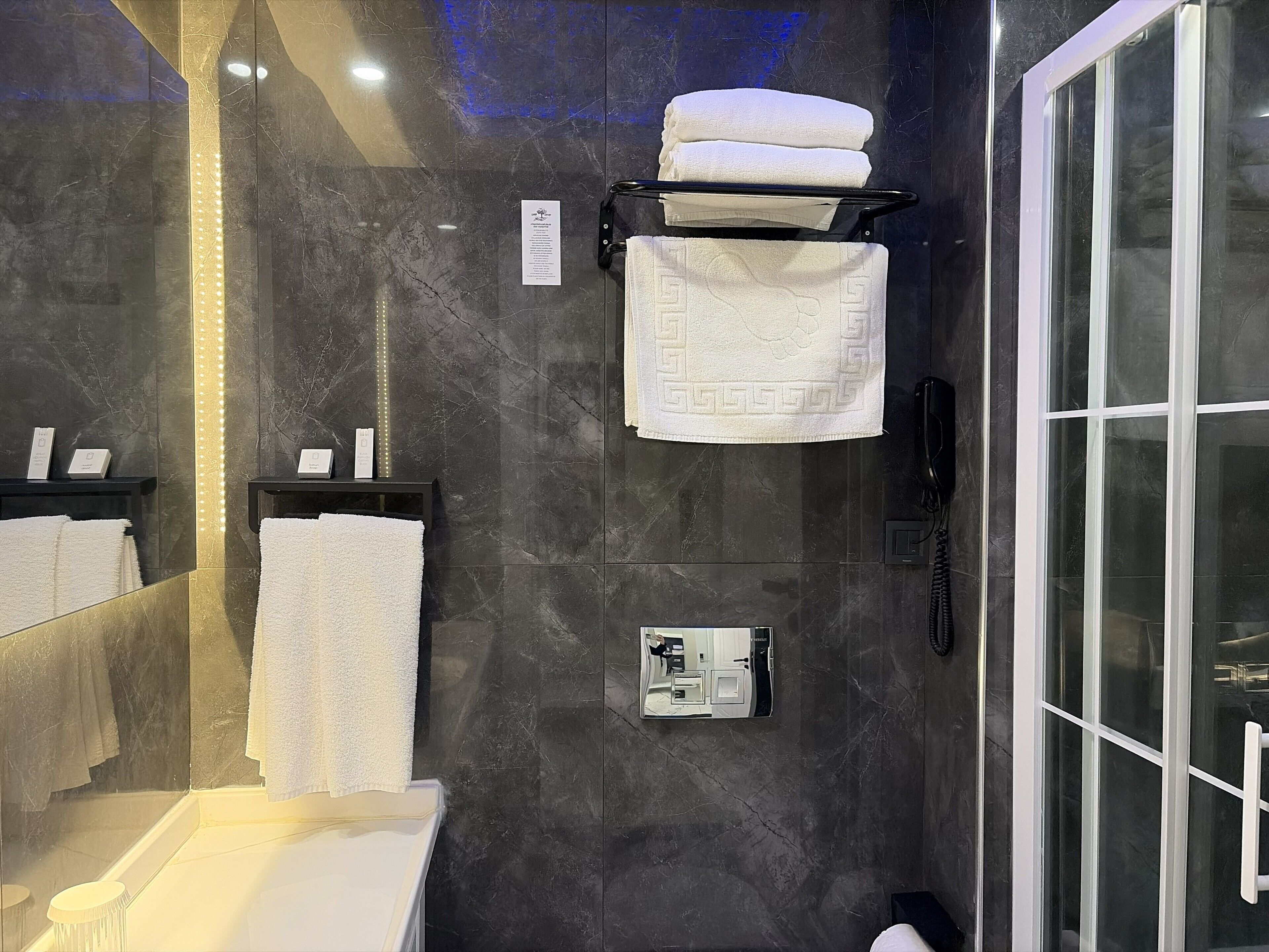 Dusj, hårføner, tøfler og håndklær