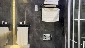 Dusj, hårføner, tøfler og håndklær