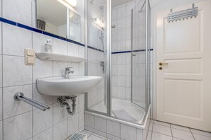 Bathroom - Mid-terrace house in a quiet location close to the beach (Wustrow)