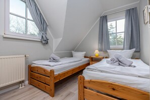 Travel cot, free WiFi