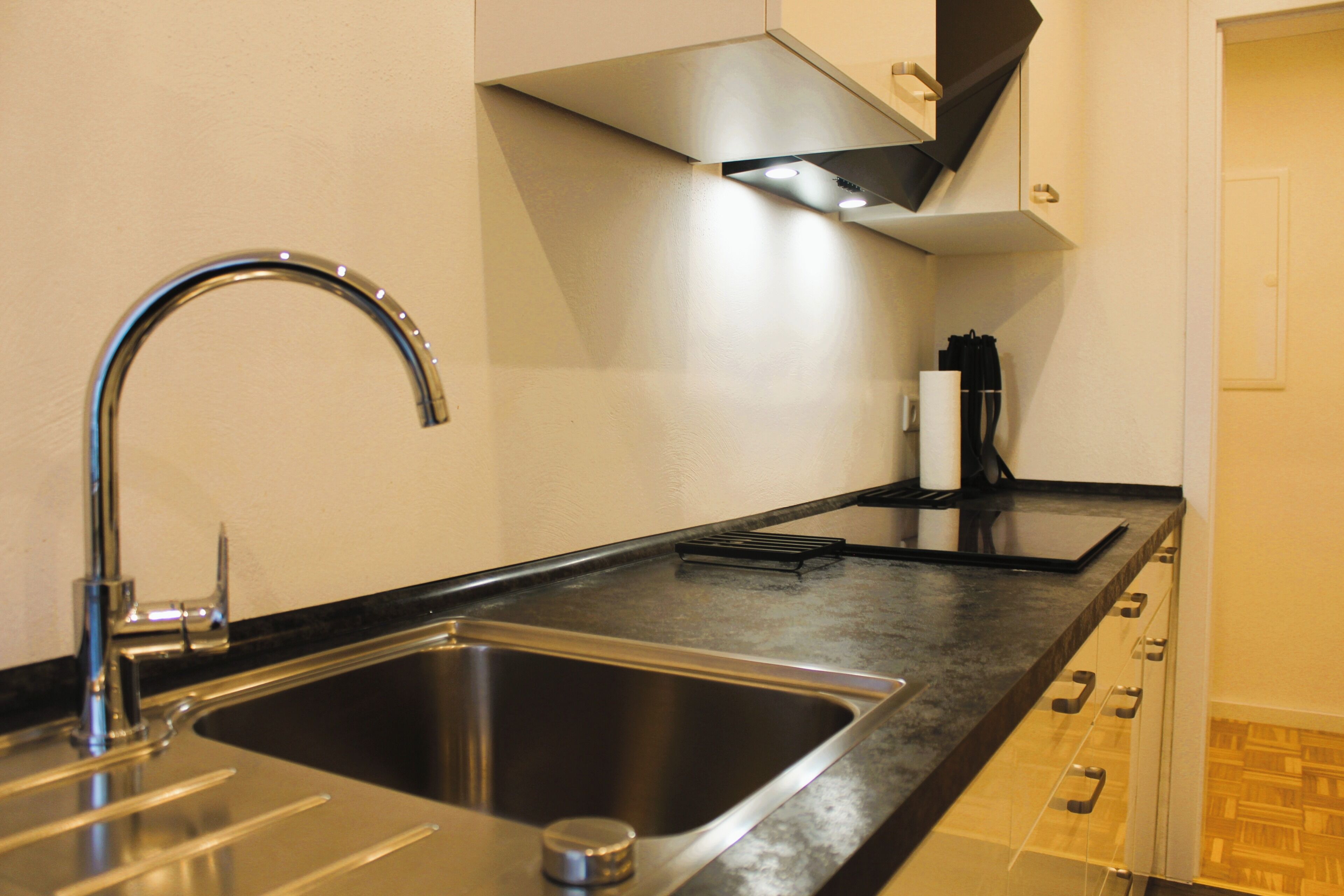 Køleskab, mikrobølgeovn, ovn, kogeplade