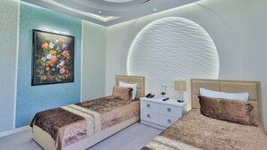 Standard Twin Room | Peti besi dalam bilik, meja, ruang kerja komputer riba