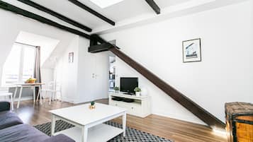 Apartamento City, 1 cama doble con sofá cama, no fumadores, vistas a la ciudad | Zona de estar | Televisión de pantalla plana de 40 pulgadas con canales por satélite