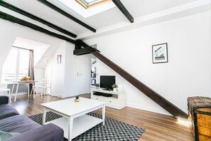City appartement, 1 tweepersoonsbed met slaapbank, niet-roken, uitzicht op de stad | Woonruimte | Een 40-inch flatscreentelevisie met satellietzenders