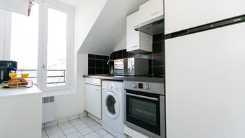 City Apartment, 1 Double Bed with Sofa bed, Non Smoking, City View | Private kitchen | Coffee/tea maker, electric kettle, toaster, highchair