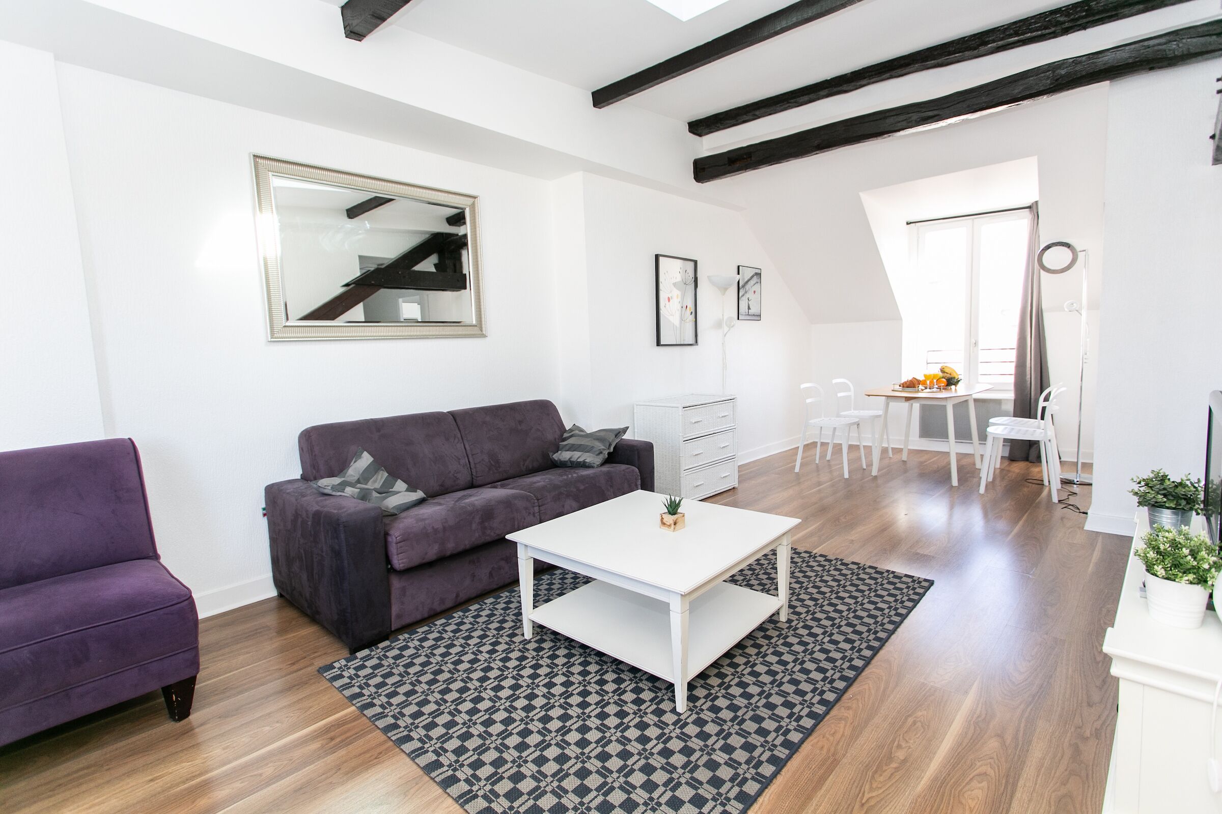 City-lejlighed - 1 dobbeltseng med sovesofa - ikke-ryger - byudsigt | Opholdsområde | 40-tommers fladskærms-tv med satellitkanaler