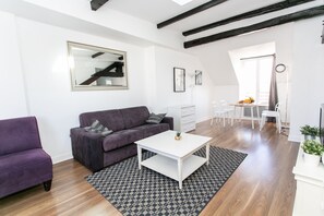 City-lejlighed - 1 dobbeltseng med sovesofa - ikke-ryger - byudsigt | Opholdsområde | 40-tommers fladskærms-tv med satellitkanaler