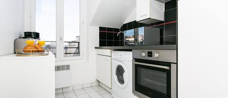 City Apartment, 1 Double Bed with Sofa bed, Non Smoking, City View | Private kitchen | Coffee/tea maker, electric kettle, toaster, highchair