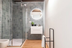Shower, free toiletries, hair dryer, bidet - Apartment in Como with 2 bedrooms sleeps 4 (Como)