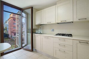 Frigorifero, microonde, forno, piano cottura