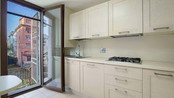 Frigorifero, microonde, forno, piano cottura