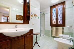 Shower, hair dryer, towels - Ca' Mercati Apartment with Two Bedrooms in Mestre Venice (Venezia)