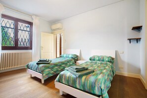 Iron/ironing board, WiFi, bed sheets - Ca' Mercati Apartment with Two Bedrooms in Mestre Venice (Venezia)