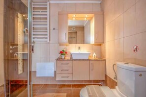 Shower, hair dryer, towels, soap - Fortezza Side Suite three levels with Jacuzzi (Rethymno)