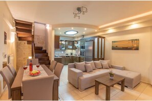 Living area - Fortezza Side Suite three levels with Jacuzzi (Rethymno)
