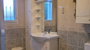 Douche, sĂšche-cheveux, bidet, serviettes fournies