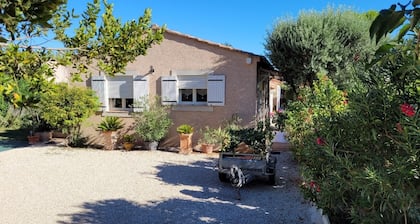 Villa meublée de Tourisme *** pour 2 pers. Secteur calme arboré, Parking.