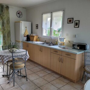 Microwave, oven, stovetop - Villa meublée de Tourisme *** for 2 pers. Quiet area with trees, Swimming pool, Pk. (Graveson)
