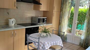 Micro-ondes, four, plaque de cuisson