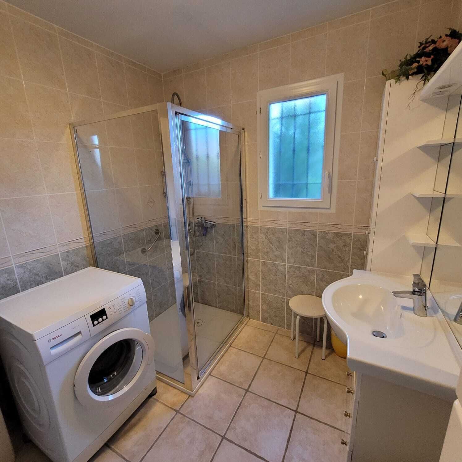 Douche, sèche-cheveux, bidet, serviettes fournies
