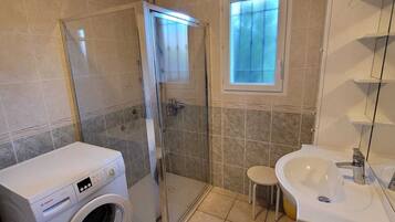 Douche, sĂšche-cheveux, bidet, serviettes fournies