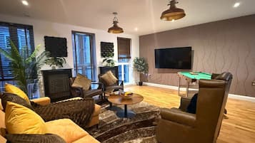 Een smart-tv en een kantoor