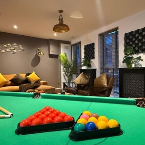 Games room - Spacious Living Room Shoreditch 1BR Sleeps 4 (Greater London)