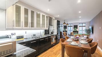 Een koelkast, een magnetron, een oven, een kookplaat