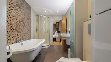 Een haardroger, handdoeken, zeep, shampoo