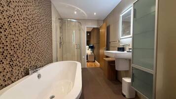 Asciugacapelli, asciugamani, sapone, shampoo