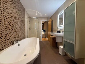 Hair dryer, towels, soap, shampoo - Spacious Living Room Shoreditch 1BR Sleeps 4 (Greater London)