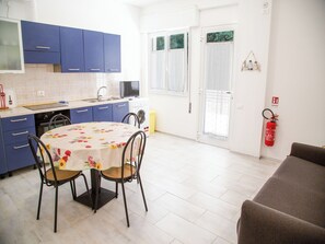 Apartemen, 1 kamar tidur, balkon | Ruang makan