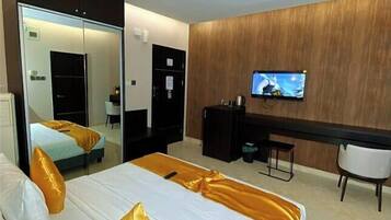 Luxe appartement, balkon, uitzicht op stad | Een bureau, een laptopwerkplek, verduisterende gordijnen