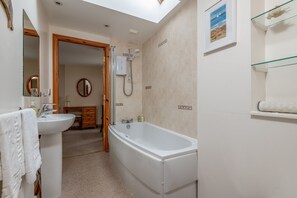 Shower, hair dryer, towels, soap - Mariners Cottage | Elie (Elie)