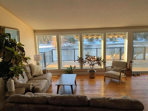 Spacious family Riverfront Cottage with Large Deck, Only Steps from the Water