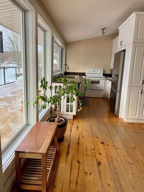 Een magnetron, een oven, een kookplaat, een vaatwasser