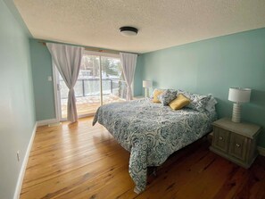 4 bedrooms, iron/ironing board, WiFi, bed sheets - Spacious family Riverfront Cottage with Large Deck, Only Steps from the Water (Marmora)