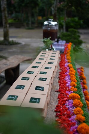 Outdoor banquet area - The Jungle Pots (Gianyar)