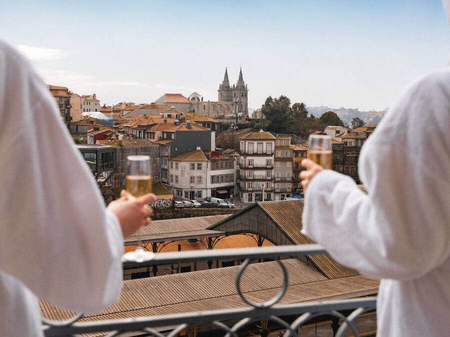 Habitación Confort doble, balcón, vistas a la ciudad | Cortinas opacas, tabla de planchar con plancha, wifi gratis