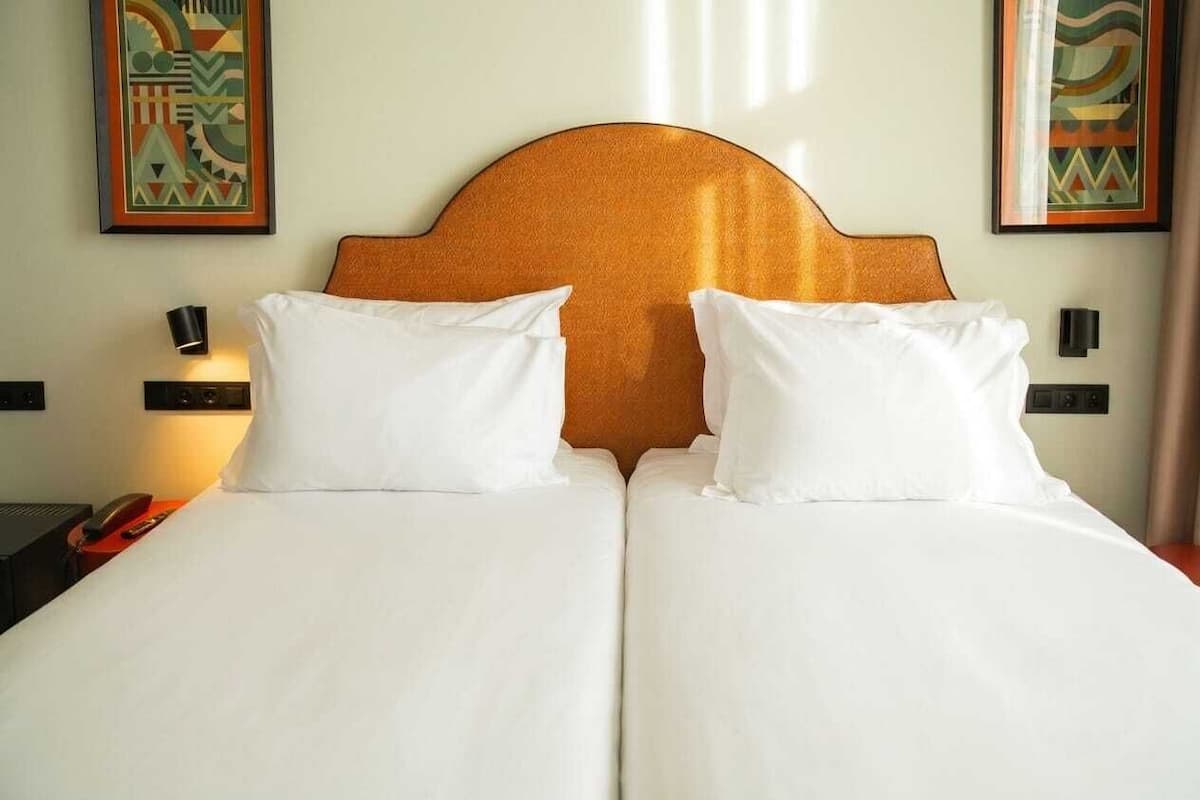 Habitación estándar con 1 cama doble o 2 individuales, vistas a la ciudad | Cortinas opacas, tabla de planchar con plancha, wifi gratis