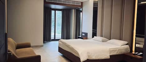 Skrivbord, arbetsyta för laptop, strykjärn/strykbräda och gratis wi-fi