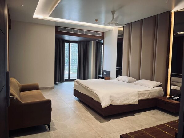 Escritorio y espacio para trabajar con laptop