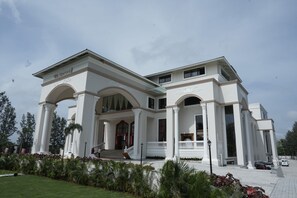 Vista frontal de la propiedad