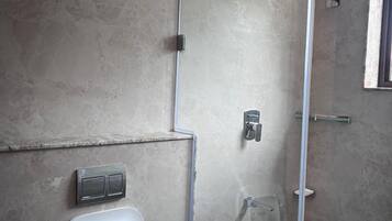 Dutxa, assecador de cabells, tovalloles i sabó